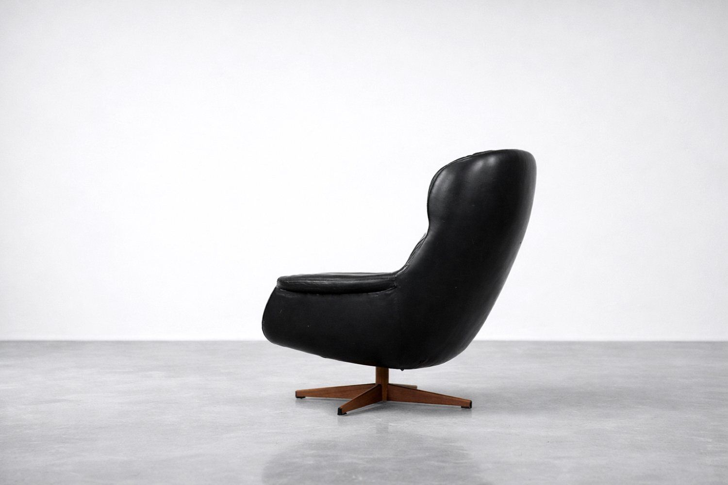 photo for sale Mid Century Scandinavian Modern Swivel Lounge Chair From Selig Imperial, 1970s