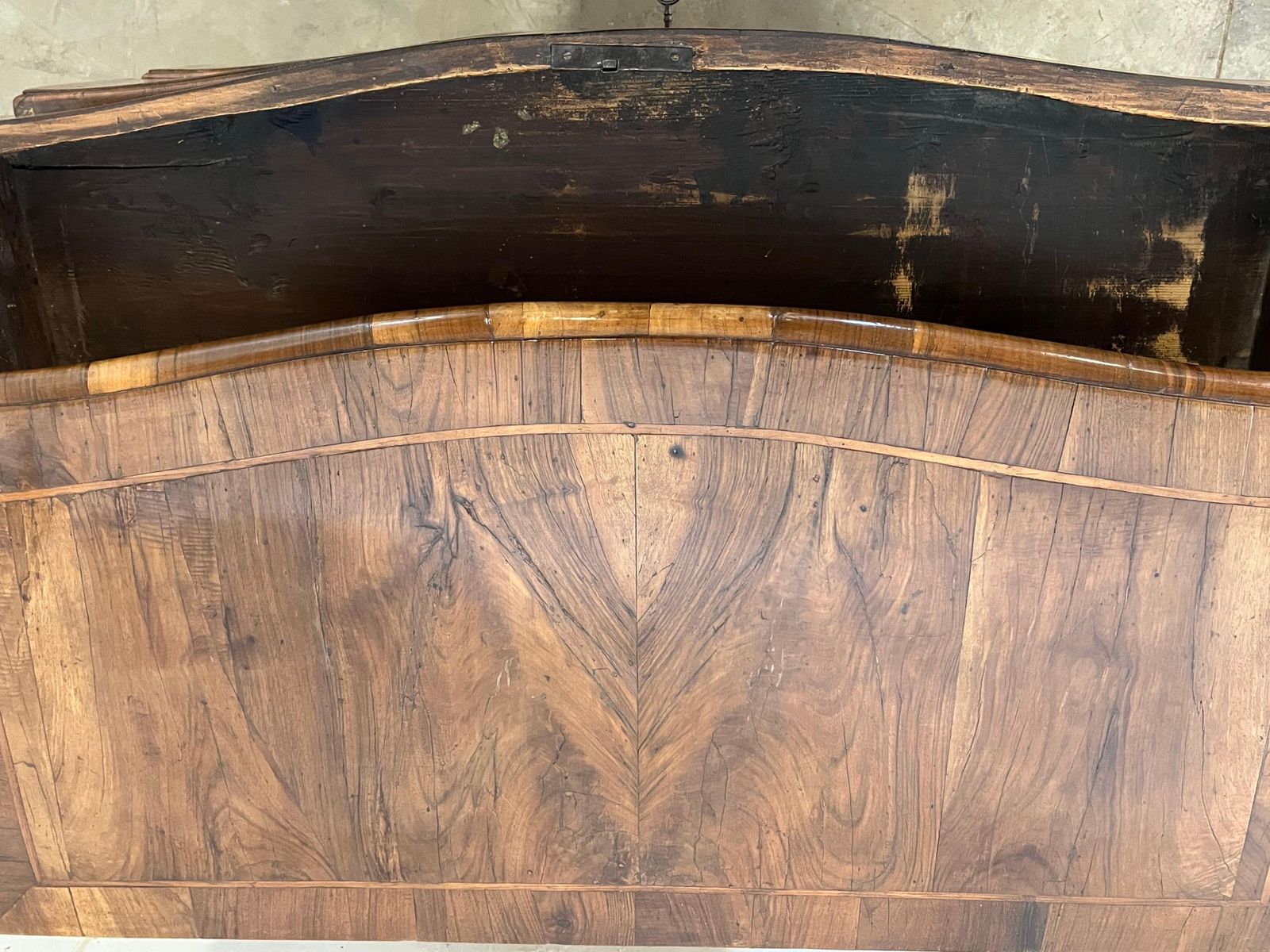 photo vintage Italian Walnut Louis XV Chest Of Drawers, Commode With Burl Veneer
