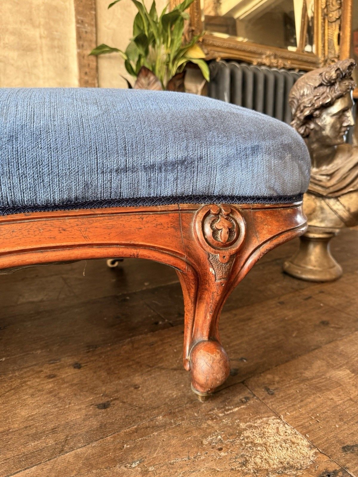 photo furniture Rare Elegant Antique Walnut Carved Blue Statement French Chaise Longue Daybed