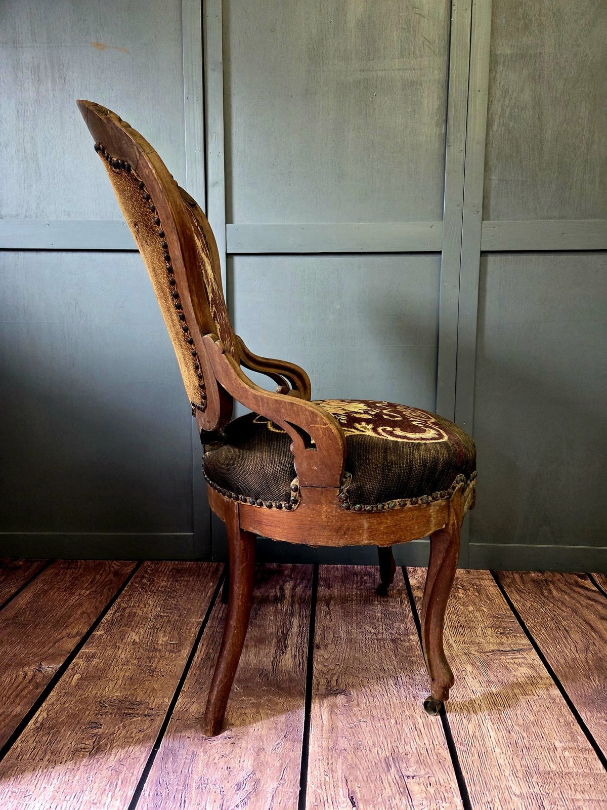 Early 20th Century Louis XV Style Walnut Salon Armchair With Needlepoint Upholstery photo vinterior