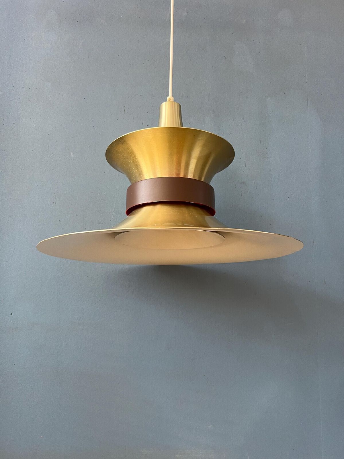 photo furniture Grote Vliegende Schotel Ufo Hanglamp Met Oranje Licht