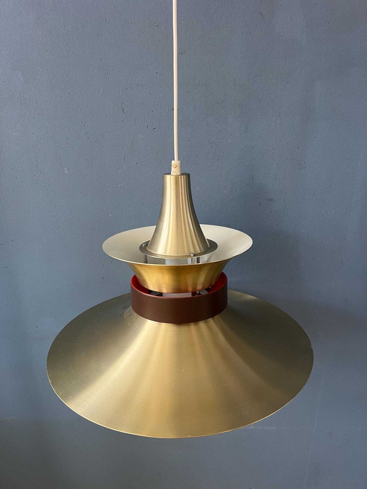 Verlichting Grote Vliegende Schotel Ufo Hanglamp Met Oranje Licht photo