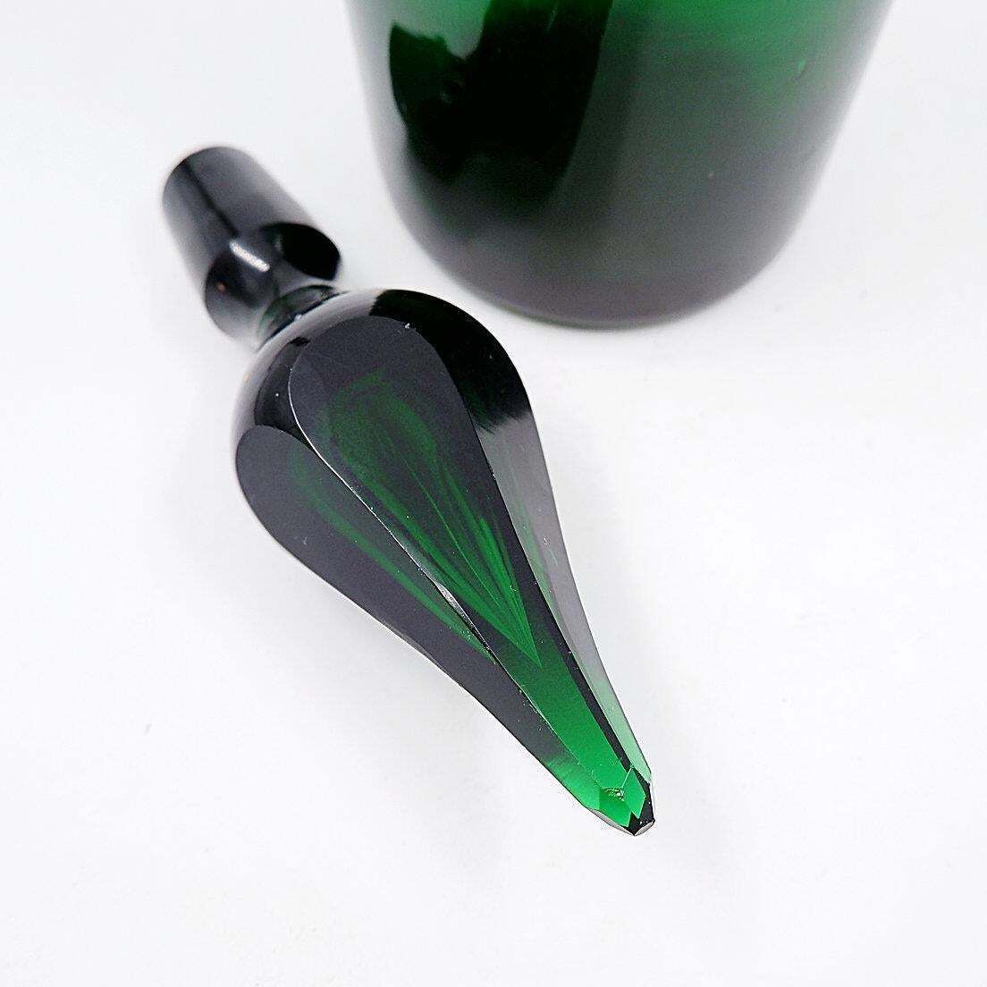 19th Century Green Glass Decanter   England, Circa 1870. photo vinterior