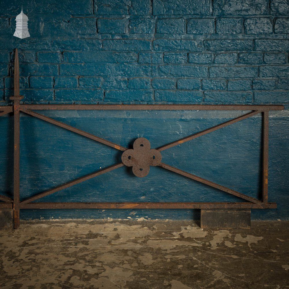 Dwarf Wall Railing, Quatrefoil Detail photo 382.0