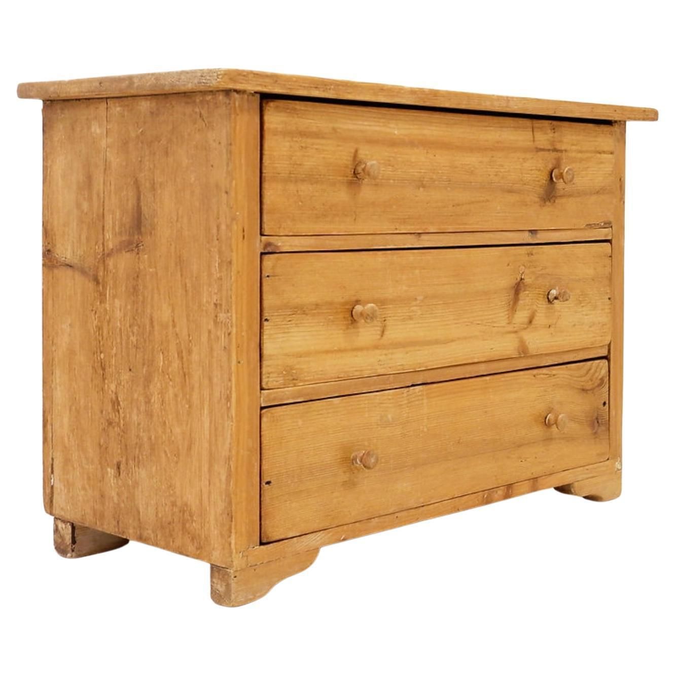 Small Antique Chest Of Drawers In Solid Wood With 3 Drawers