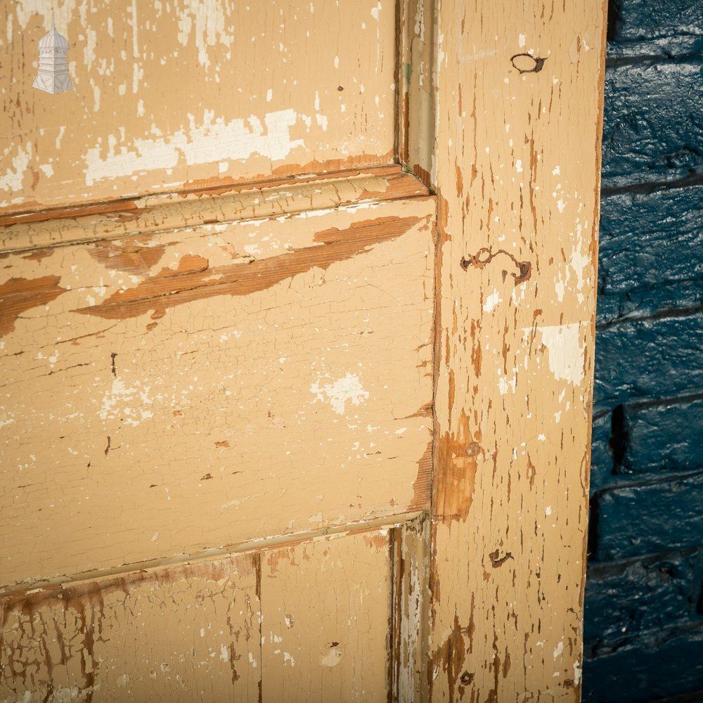 photo vintage 6 Panel Door, Six Moulded Panels, Distressed Cream Paint