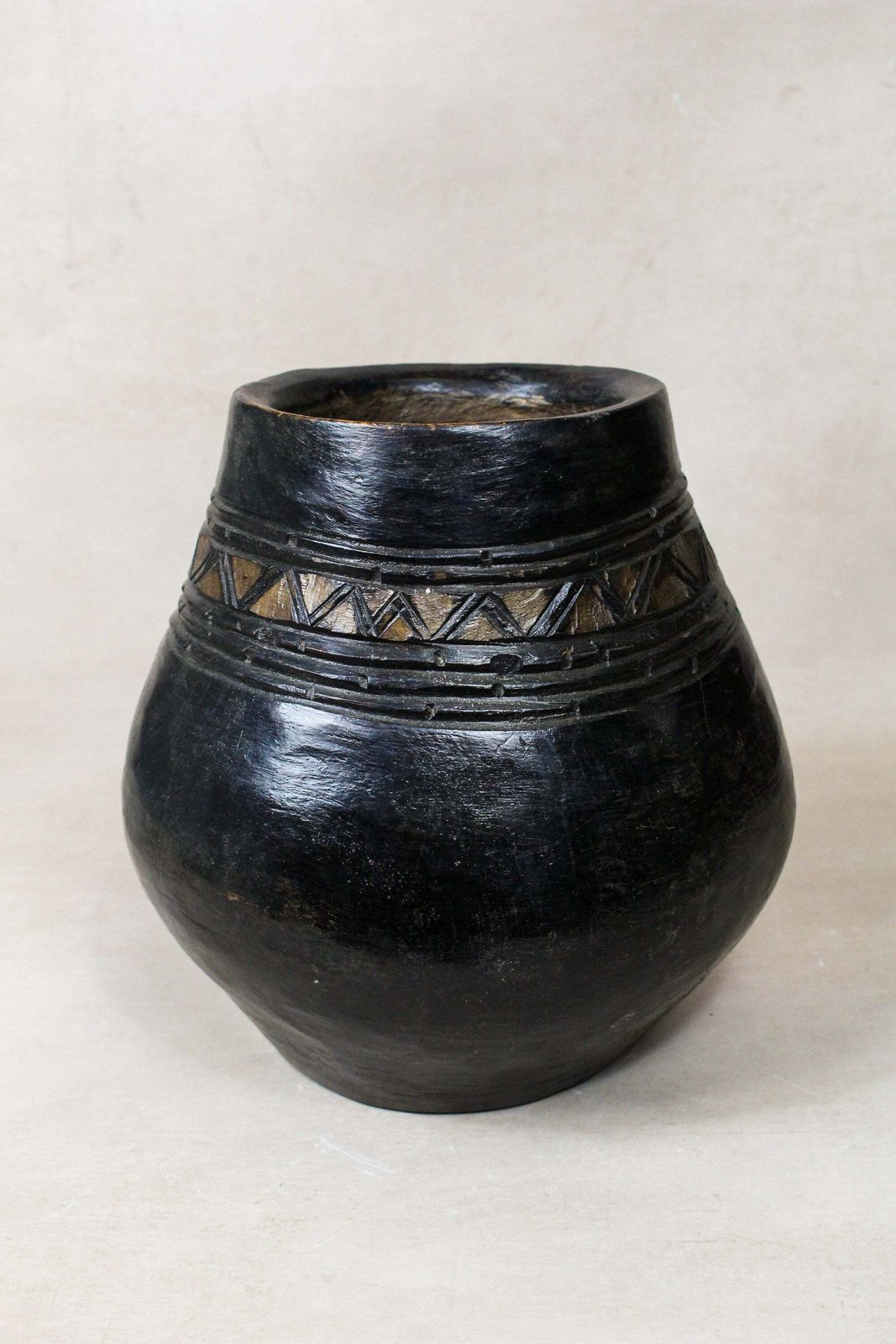 Hand Carved Lozi Wood Pot   17.1
