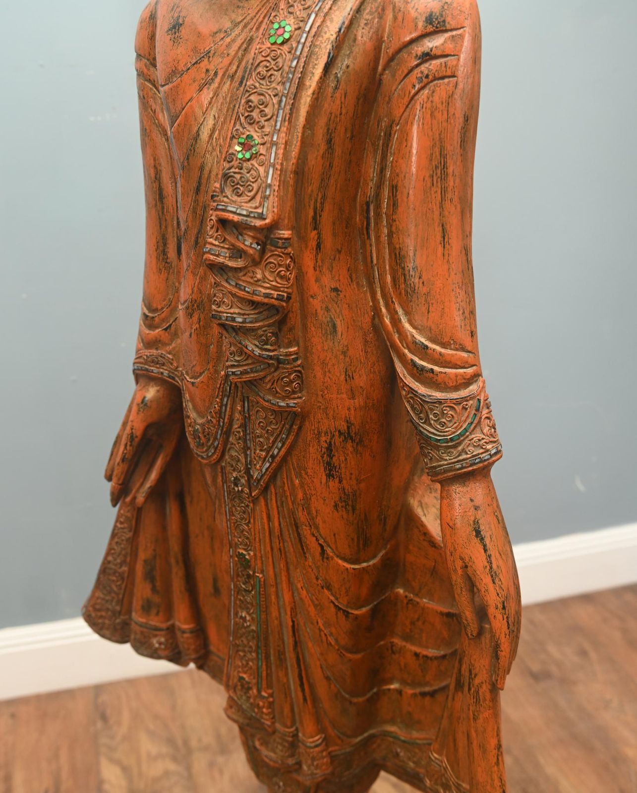 photo vinterior Carved Standing Burmese Buddha Statue Yoga Studio Buddhism