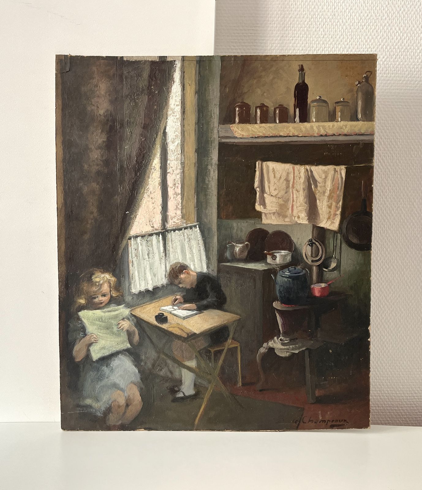 Olieverf Op Paneel Uit De Jaren 1940 "Homework During The War" – Antiek Schilderij Van Een Interieurscène, Vintage Kinderportret In Een Franse Keuken