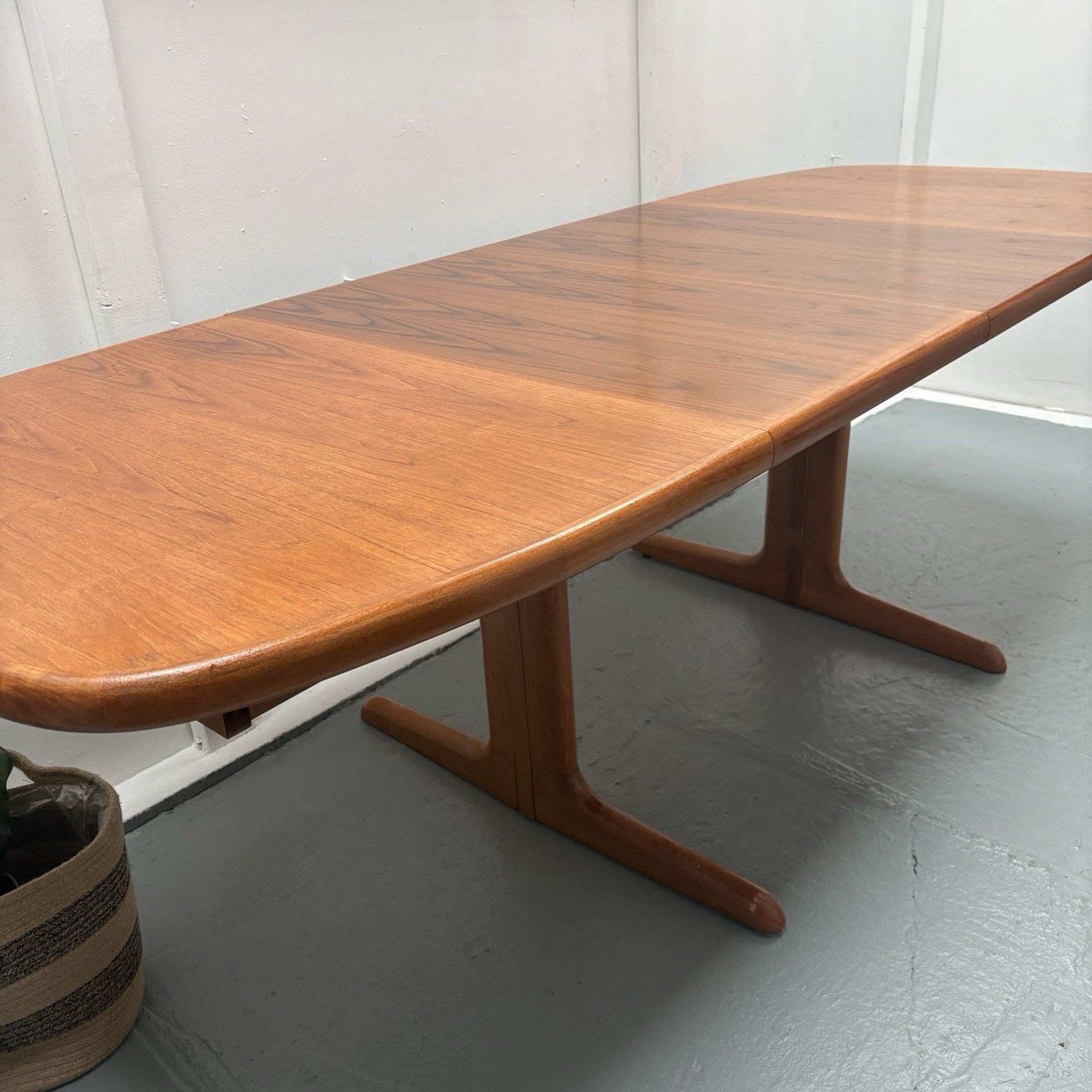 photo vintage Skovby Danish Mid Century Modern Teak Extendable Oval Table Model Sm15