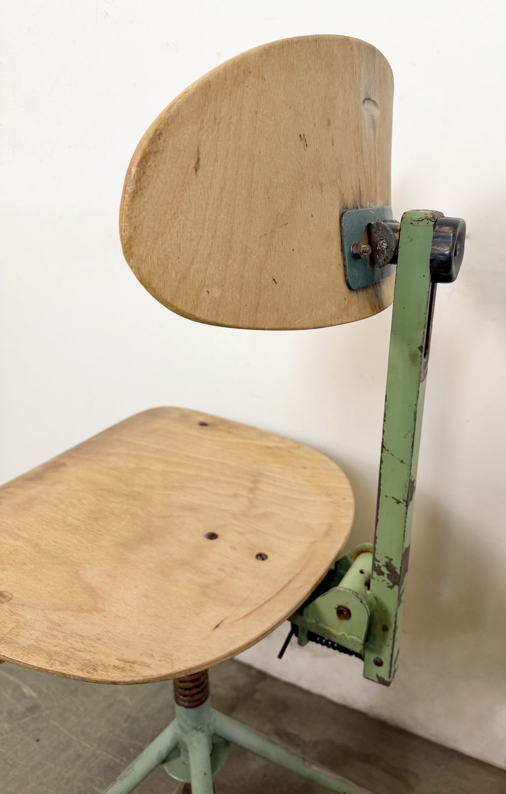 photo vinterior Green Industrial Workshop Chair, 1950s, 3x