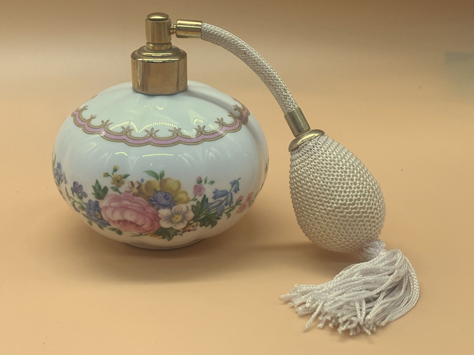 photo vinterior Vintage Royal Albert China Lady Carlyle Vanity Set. Perfume Atomizer, 2 Hinged Trinket Boxes & A Tray. 1944 Mark.