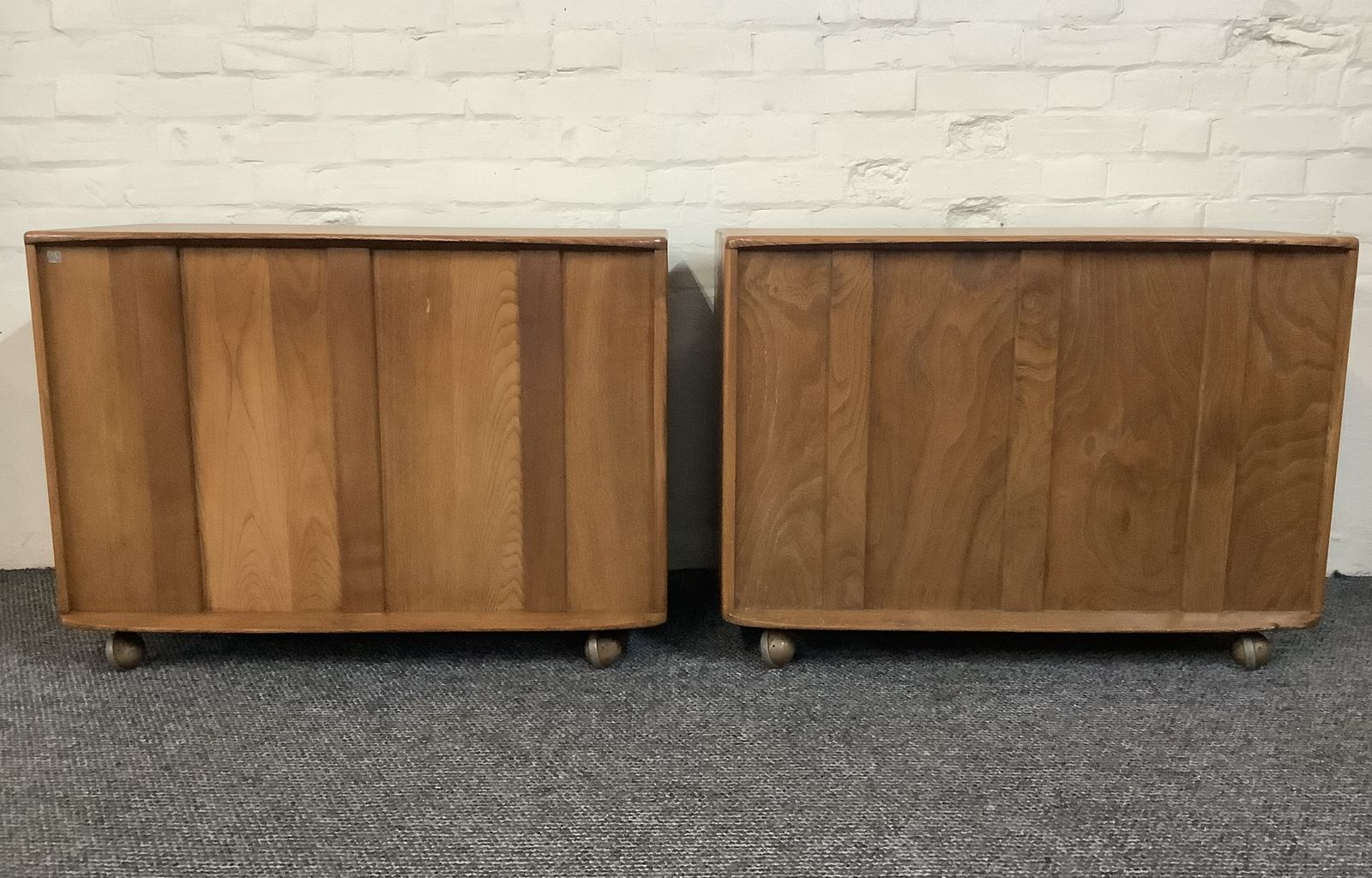 photo vintage Pair Of Ercol 412 Windsor Chest Of Drawers In Natural Elm Finish.
