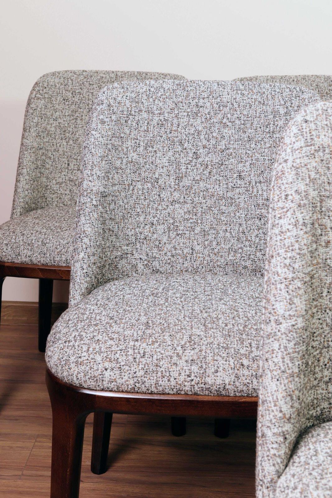 1683.0 Set Van 6 Moderne Beklede Eetkamerstoelen photo