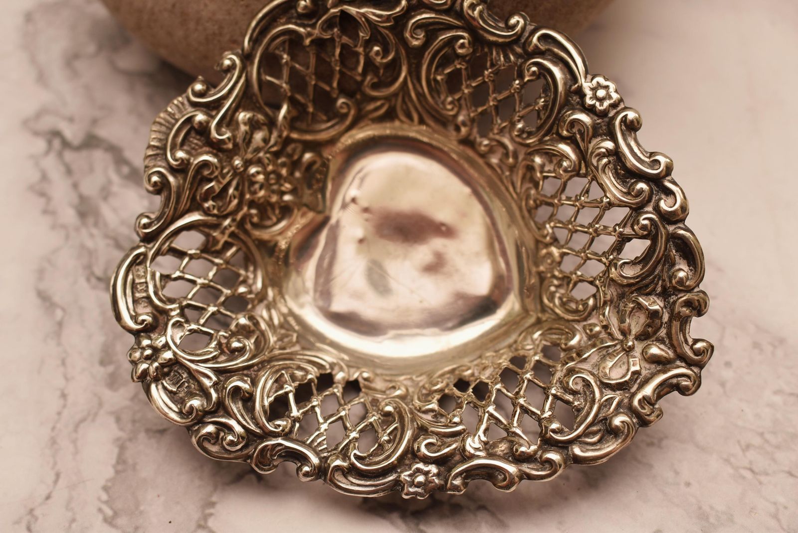 Pair Of Silver Victorian Dishes   Stunning Heart Shaped 1897 Henry Matthews Bon Bon Trays photo vinterior