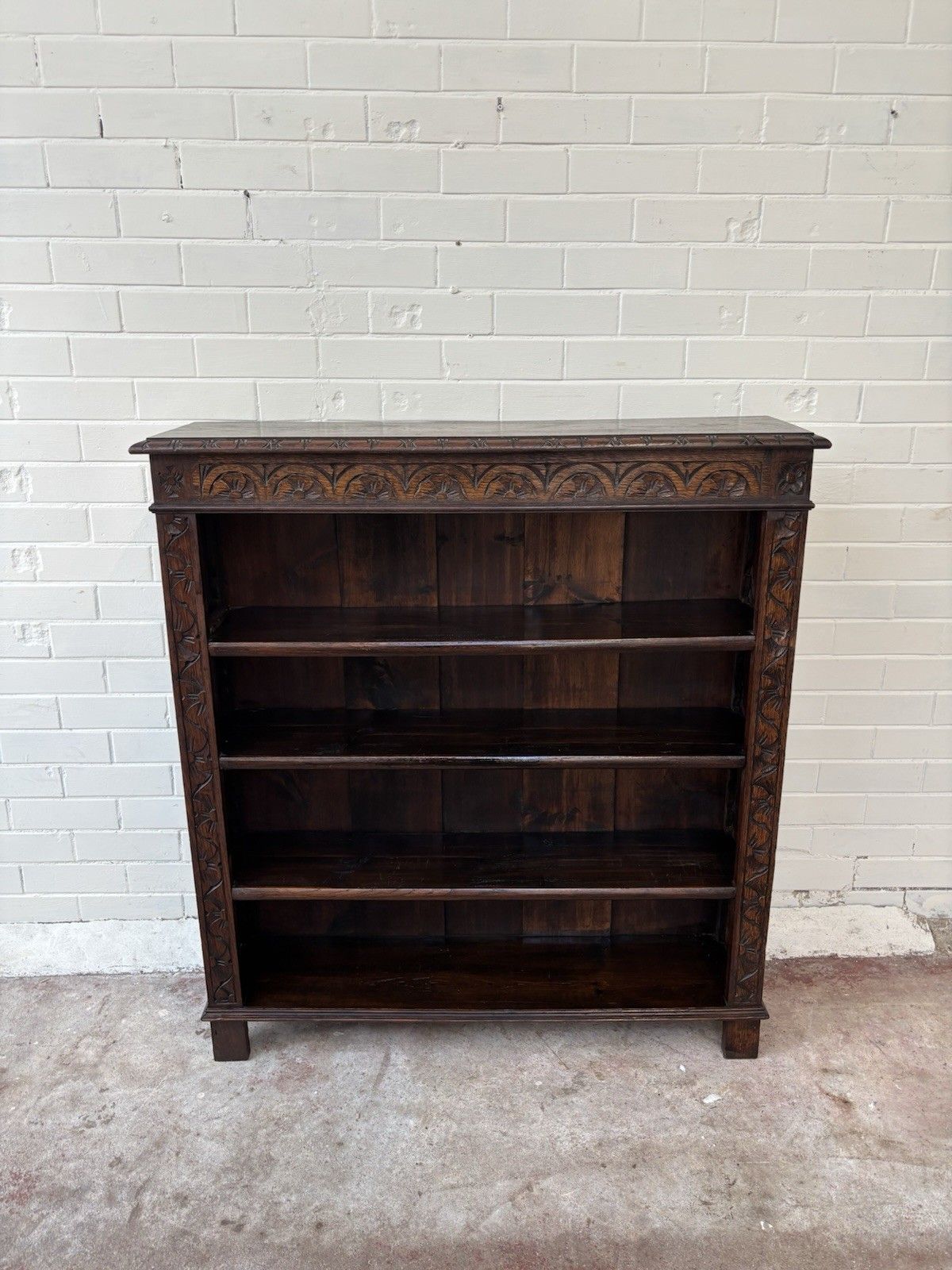 An Attractive & Nicely Carved Oak Bookcase With Adjustable Shelves. photo 410.0