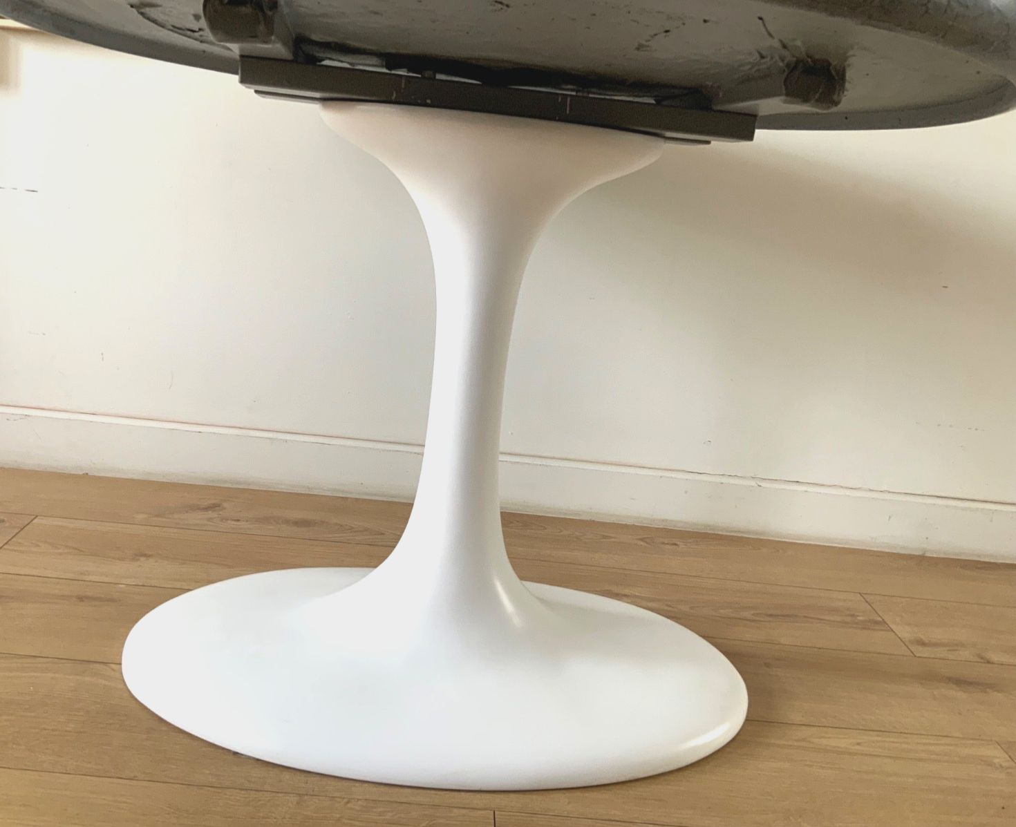 Tulip Pedestal Dining Table With Round Grey Concrete Table  Top D101 Cm X H74 Cm photo vinterior