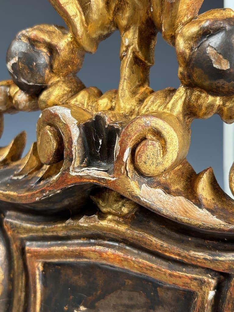 photo vinterior Antique Giltwood & Gesso Coat Of Arms With Eagle – Hand Carved Decorative Crest