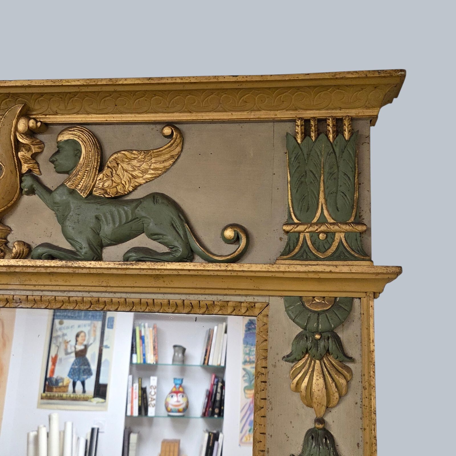 Grand trumeau de style Directoire aux sphinx ailés, bois doré et peint, fin du XIXe siècle photo vintage