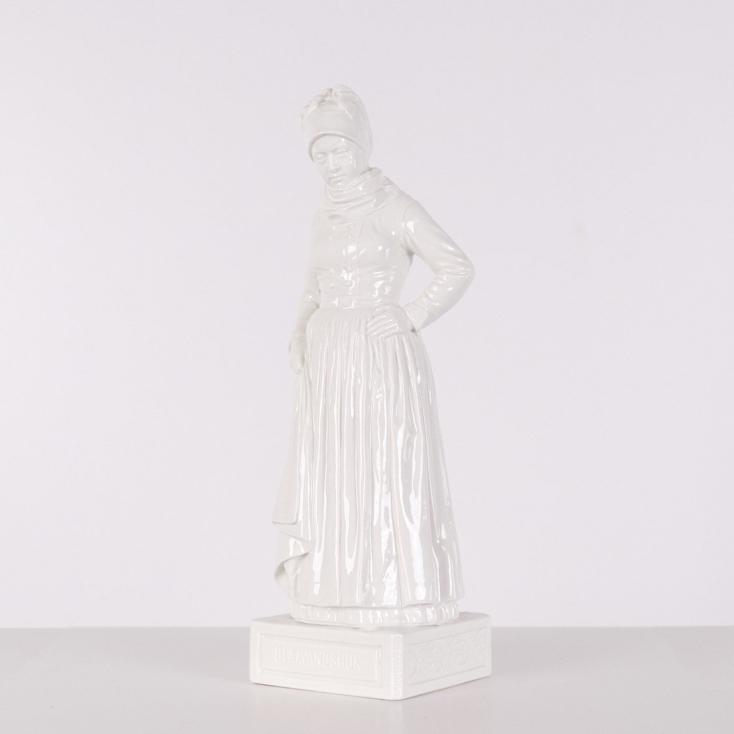 Porcelain Figurine – Chef's Uniform, Amager – Carl Martin Hansen – Royal Copenhagen photo furniture