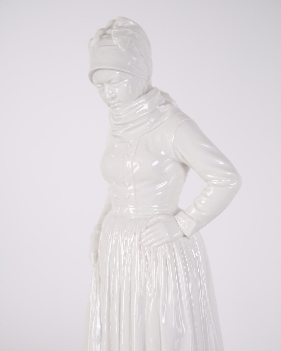Porcelain Figurine – Chef's Uniform, Amager – Carl Martin Hansen – Royal Copenhagen photo vintage