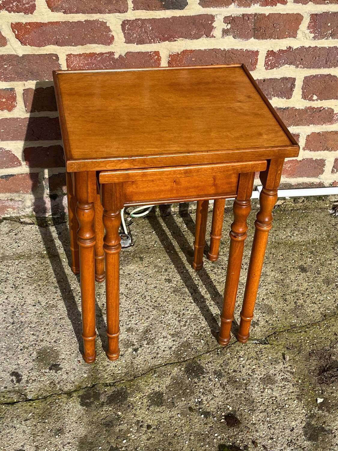 photo vintage Set Of Two Nesting Tables, By Louis Philippe