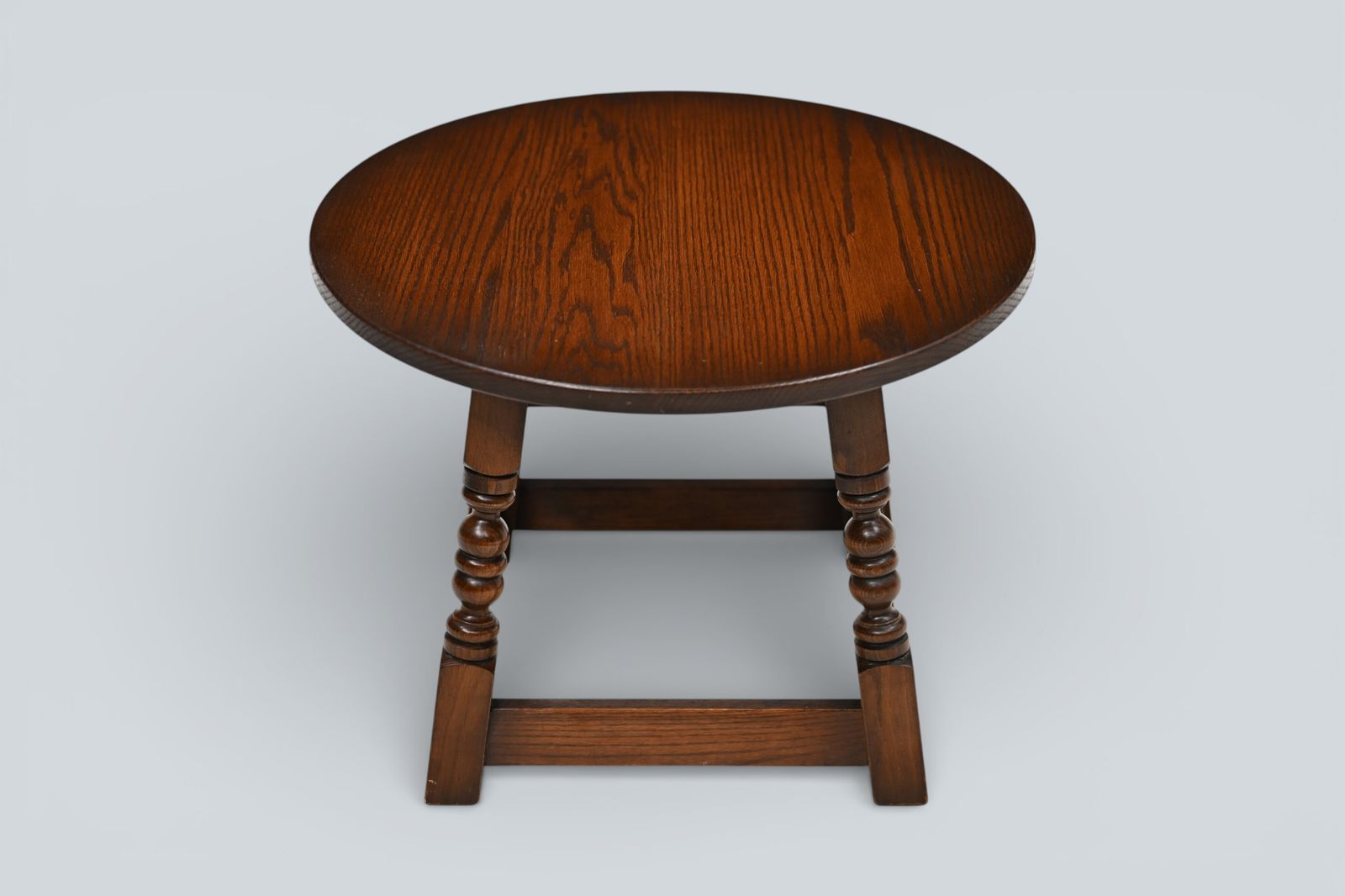 Old Charm Oak Round Side Coffee Table Tudor Brown Model 1976 Free Uk Delivery* photo vintage