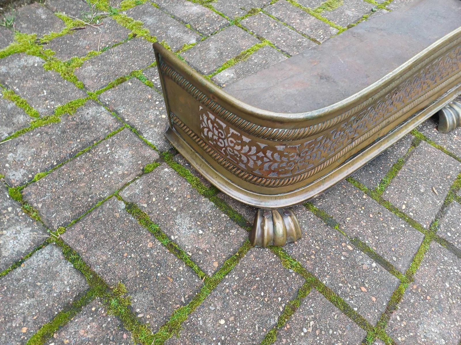 photo vinterior Late Victorian Ornate Brass Fireplace Fender Pierced Decorative Fire Curb With Claw Feet Antique Hearth Guard Fire Iron Stand