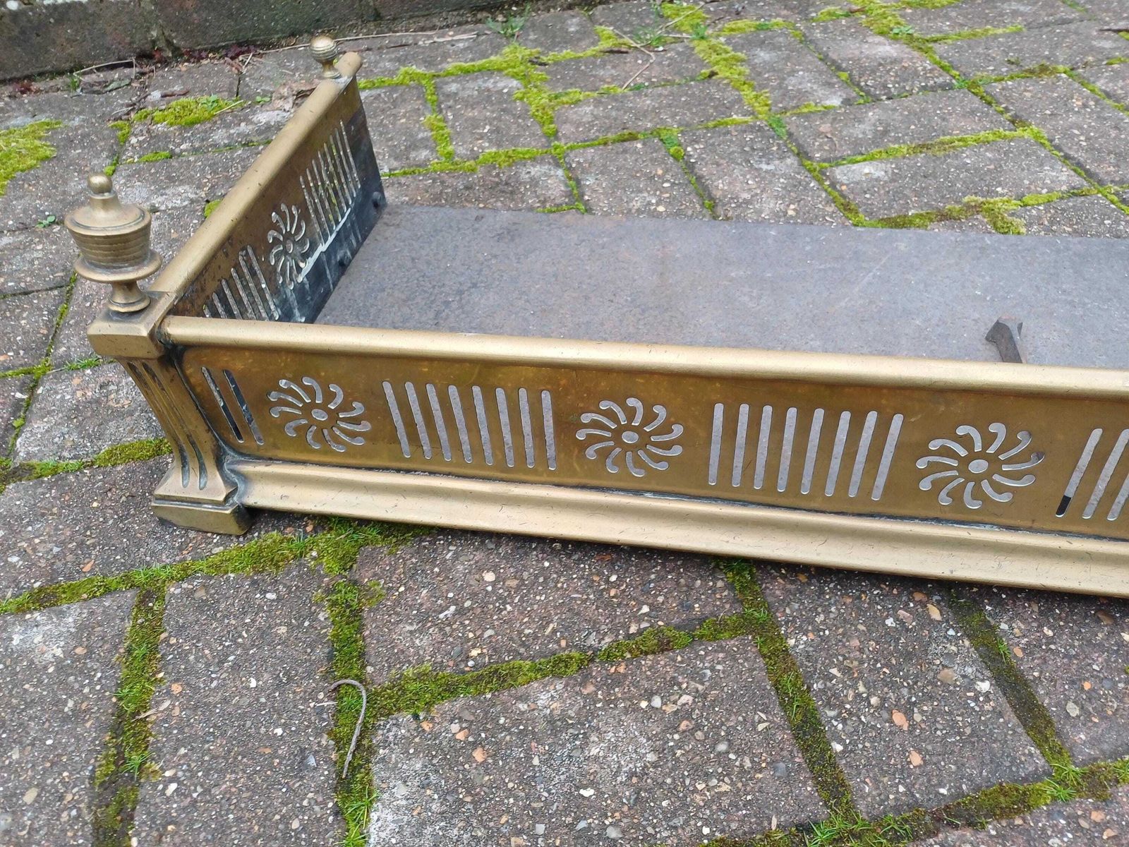 photo furniture Massive Heavy Victorian Solid Brass Fireplace Fender Pierced Fire Curb With Column Finials Antique Hearth Guard Fireside Free Hand Delivery