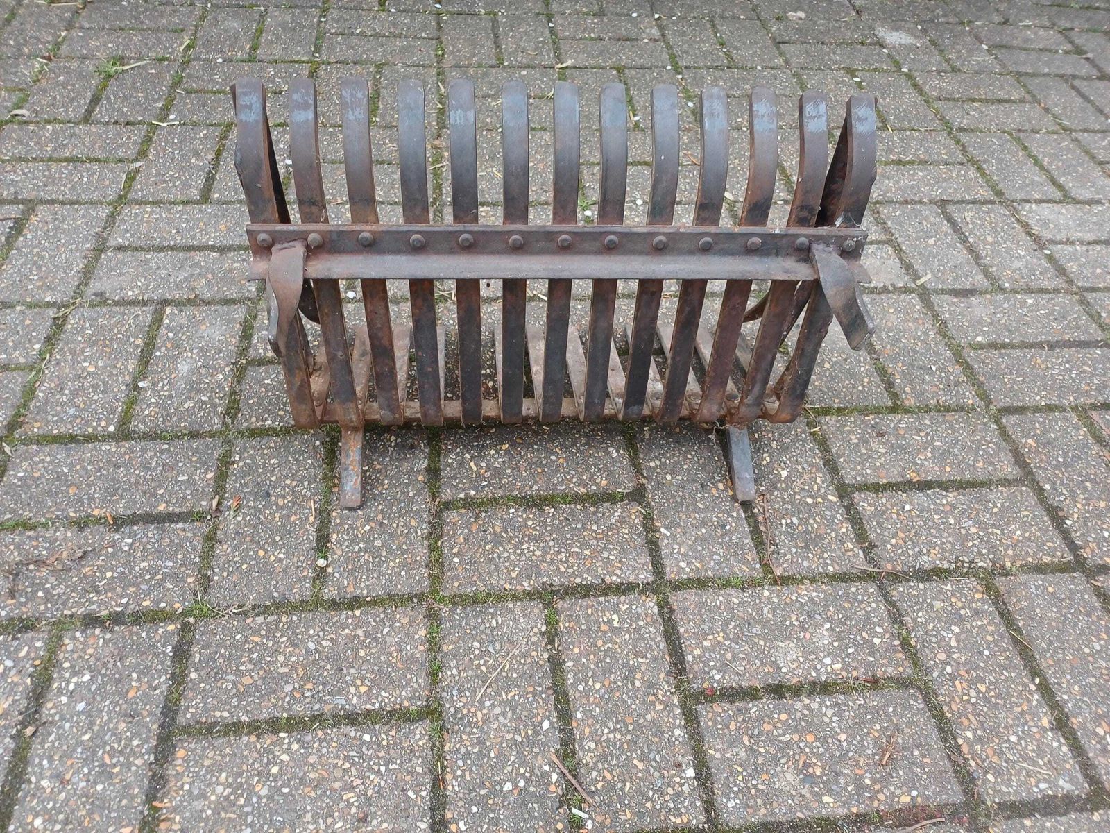 photo vinterior Vintage Wrought Iron Fireplace Grate Handmade Fire Basket Heavy Iron Fire Grate Rustic Hearth Log Holder Traditional Fireplace
