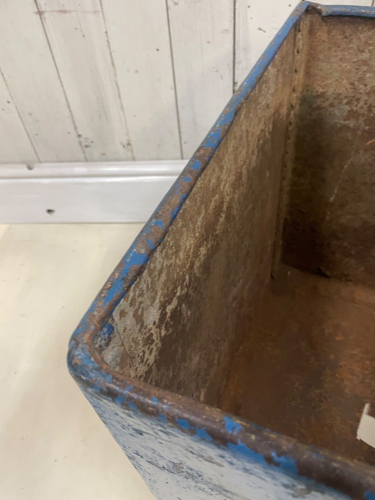 photo furniture Vintage Painted Riveted Galvanised Planter Water Tank Rustic Trough Logg Guhl