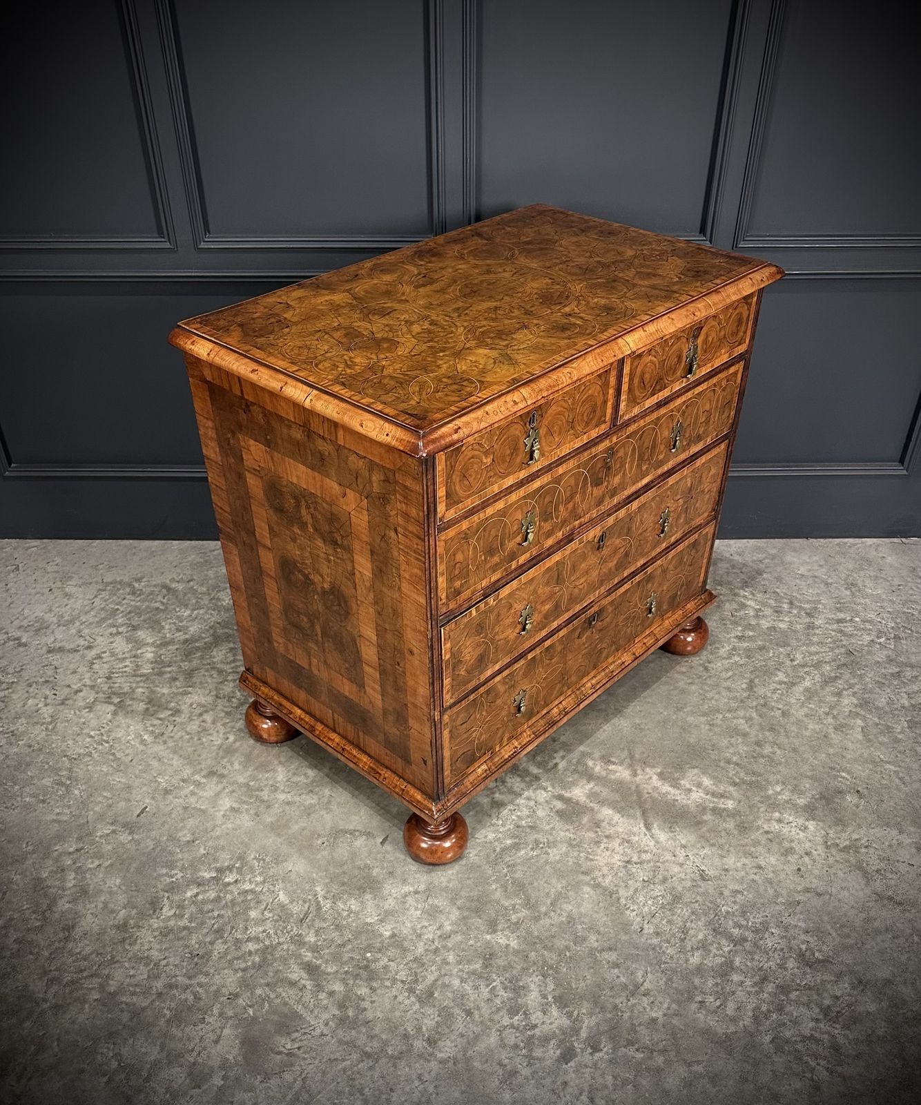 Exceptional William & Mary Oyster Veneered Chest Of Drawers