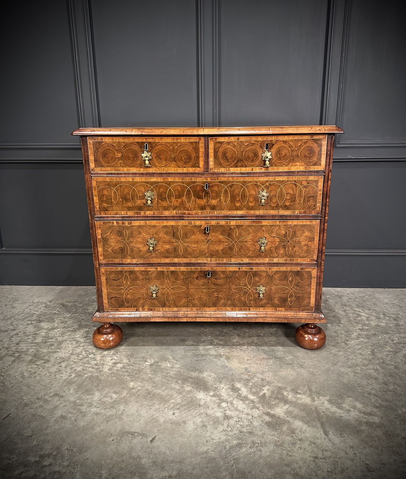 Exceptional William & Mary Oyster Veneered Chest Of Drawers photo 10995.0