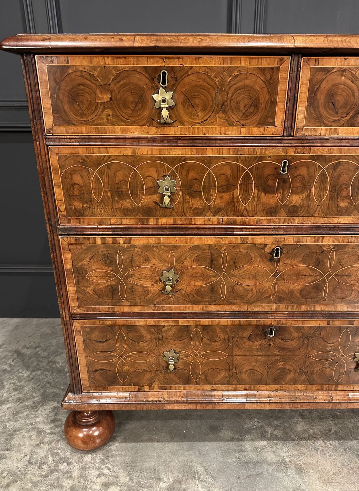 Exceptional William & Mary Oyster Veneered Chest Of Drawers photo vinterior