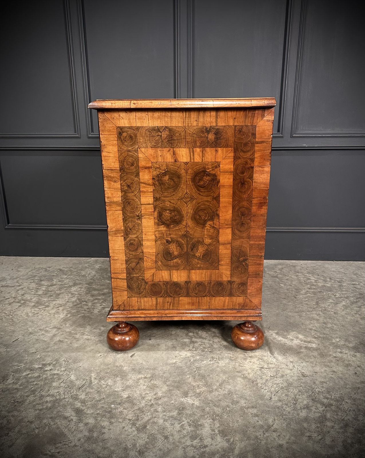 photo vinterior Exceptional William & Mary Oyster Veneered Chest Of Drawers
