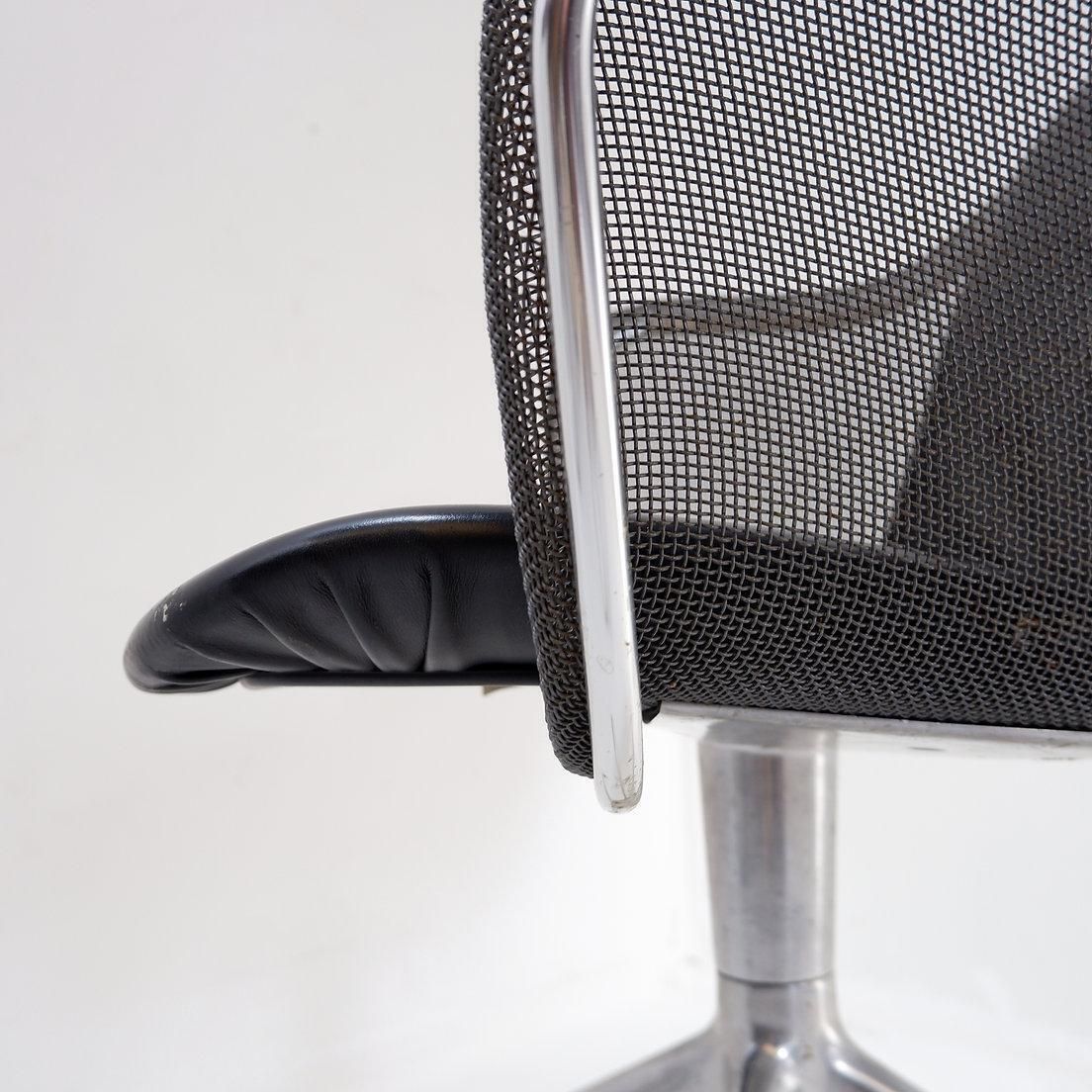 Italian Vintage "Iuta" Swivel Armchair By Antonio Citterio For B&B Italia photo furniture