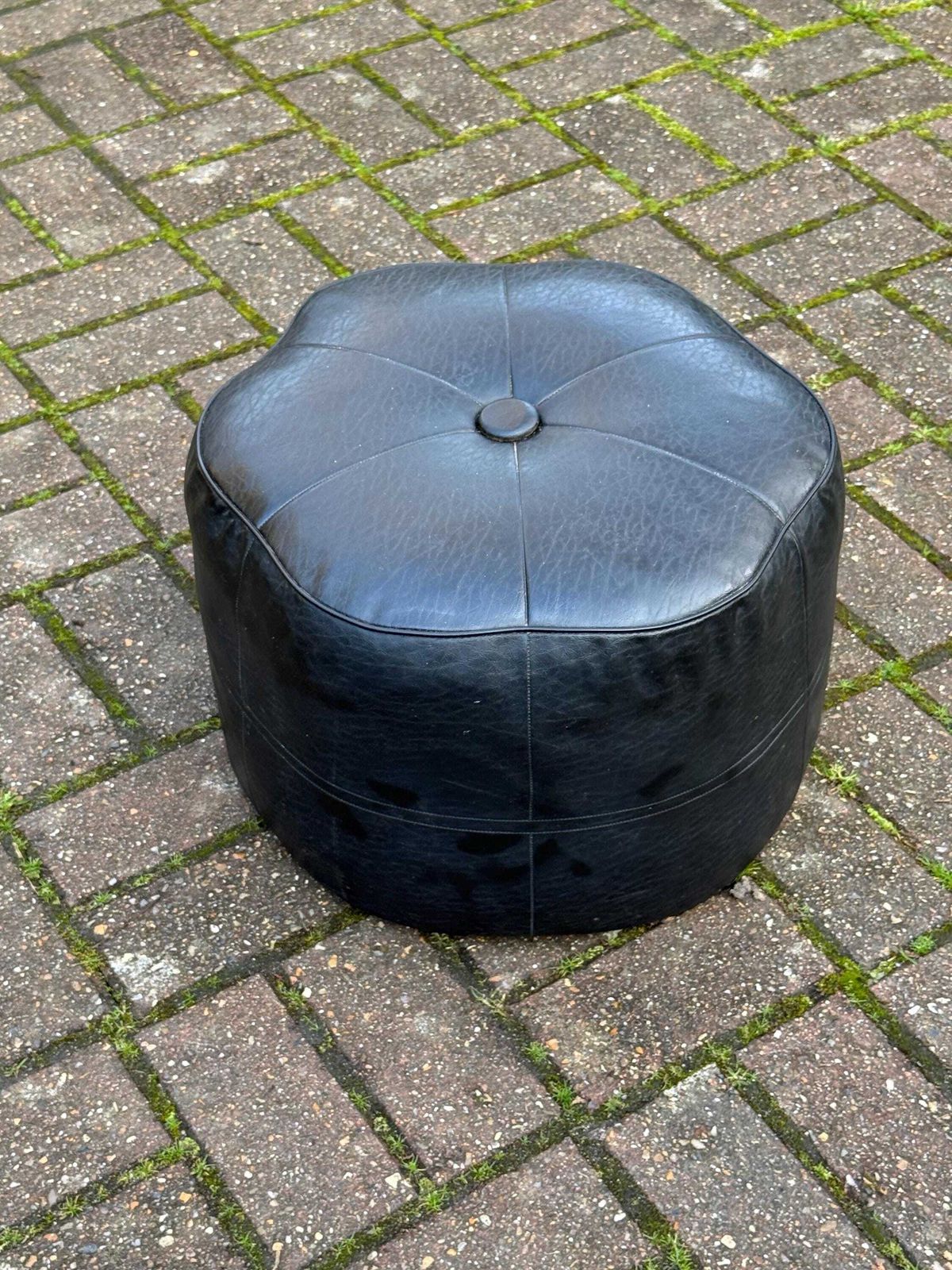 photo furniture Rare Flower Shaped Vintage Sherborne Leatherette Pouffe Footstool Black Mid Century Ottoman Lounge Accent Stool