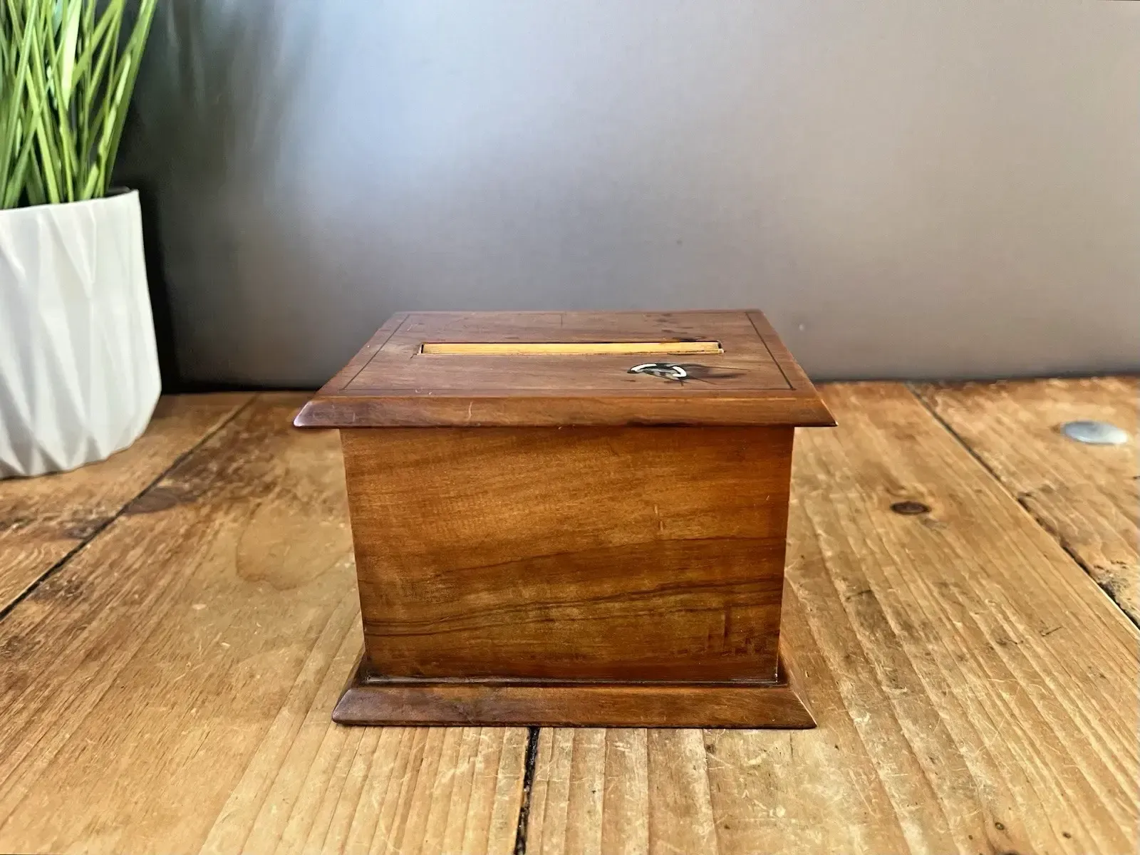 Home Decor Antique Art Deco Wooden Painted Swallow Cigarette Holder Lift Dispenser Desk Box photo