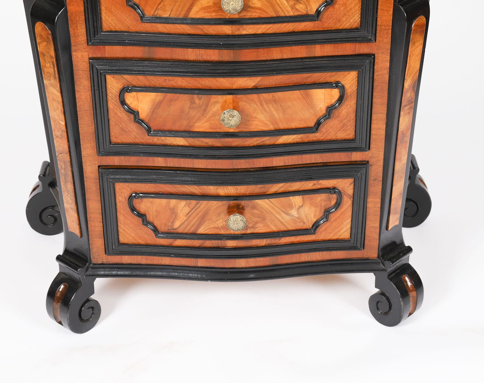 photo furniture Antique Pair Italian Burr  Walnut Serpentine Bedside Chests 18th C