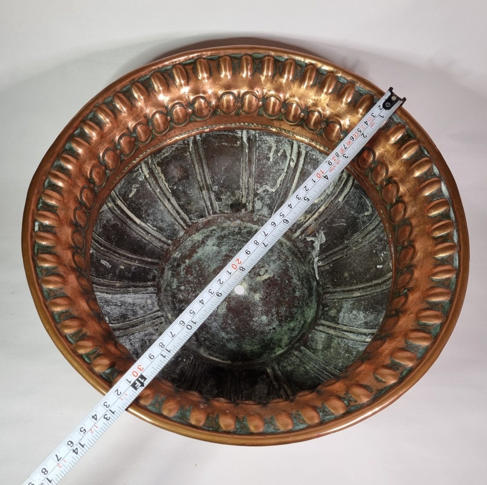 photo vinterior Antique Copper Planter  Jardinière Bowl Ornate Reppouse Gadrooned  Drainage Hole