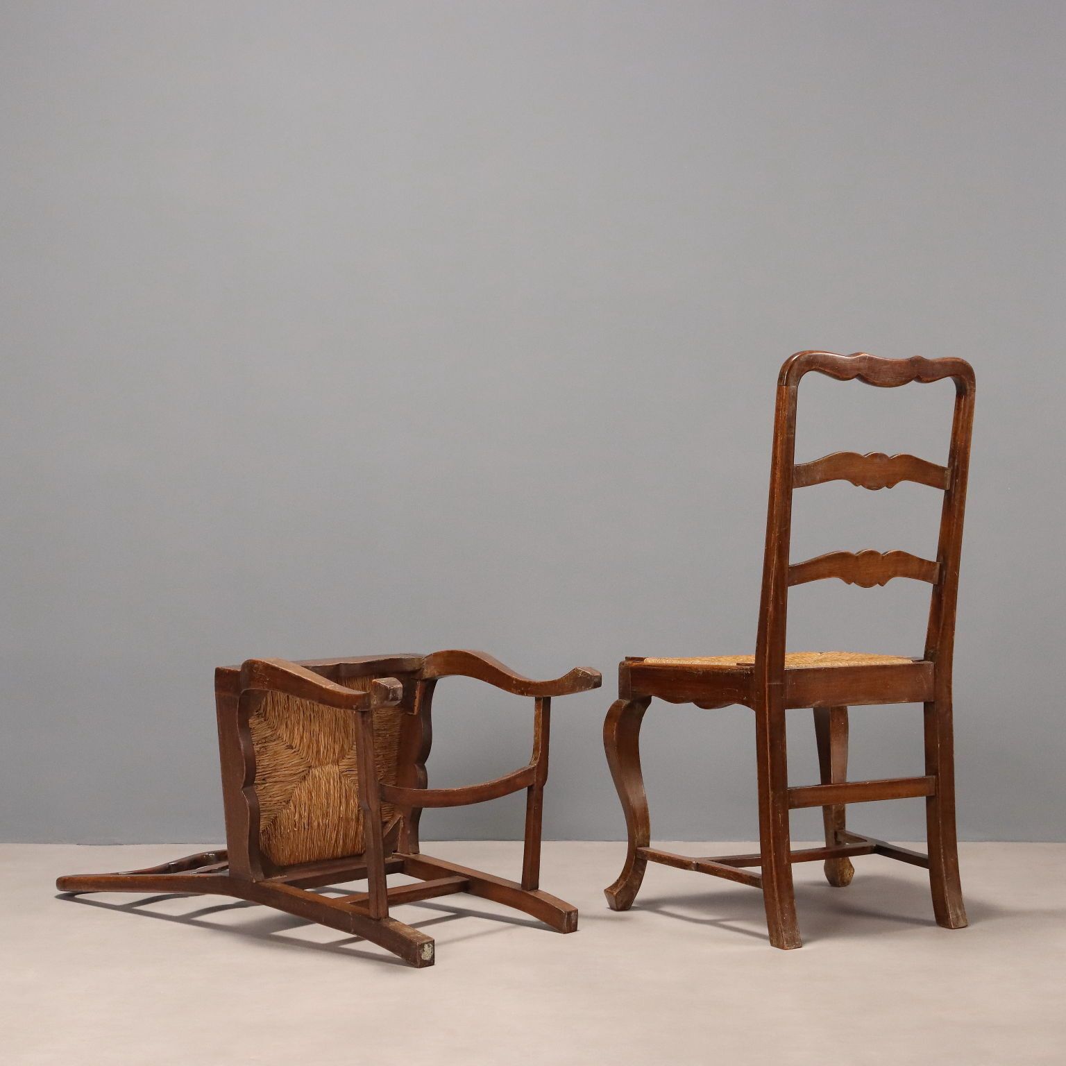photo furniture Antique Chairs Walnut Italy XX Century
