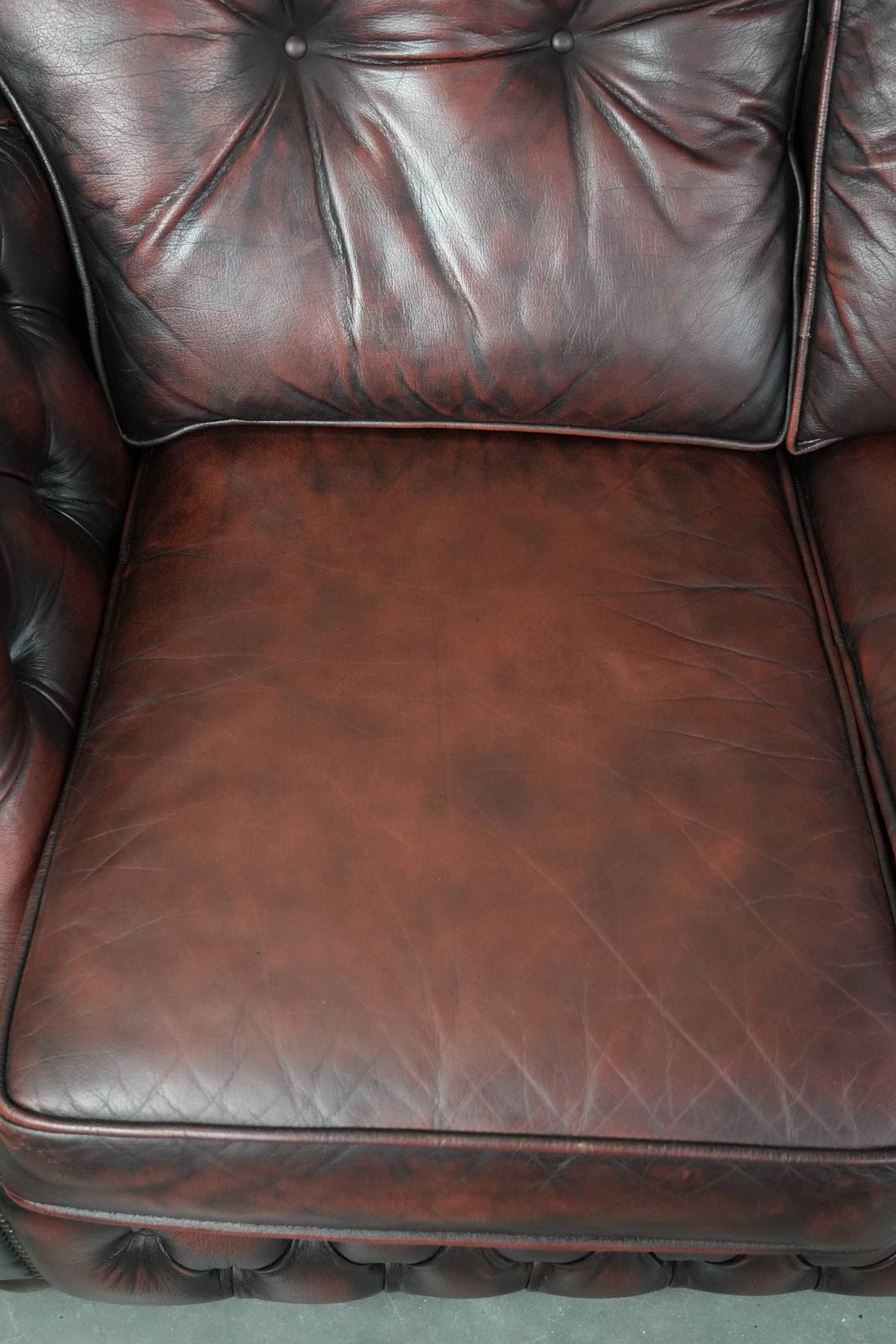 Beautiful Red 2.5 Seater Chesterfield Sofa On English Style Wheels Made Of Thick Cow Leather photo 1666.0