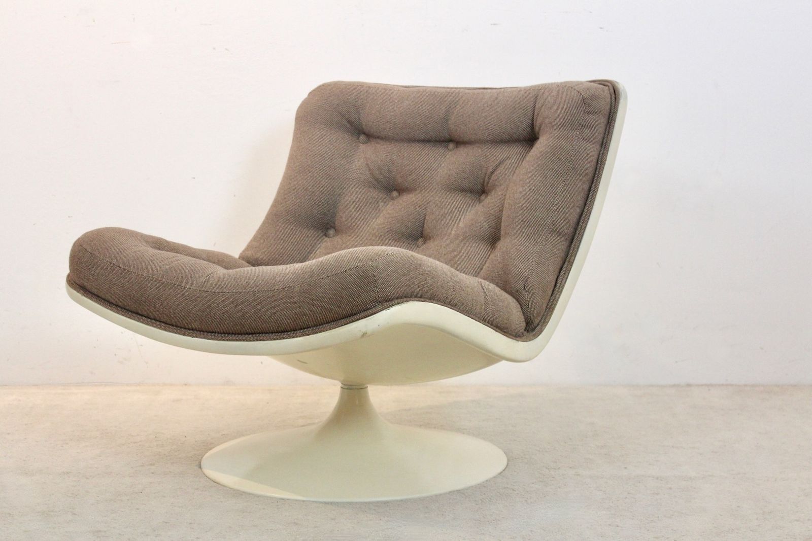 Artifort F976 Lounge Chair With Original Tufted Upholstery