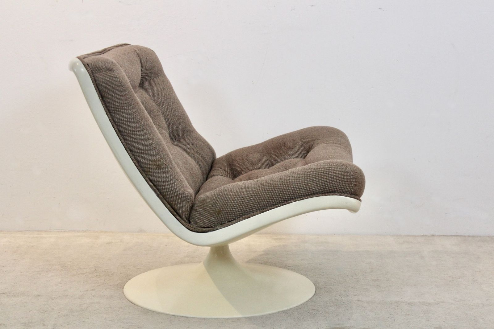 Artifort F976 Lounge Chair With Original Tufted Upholstery photo for sale