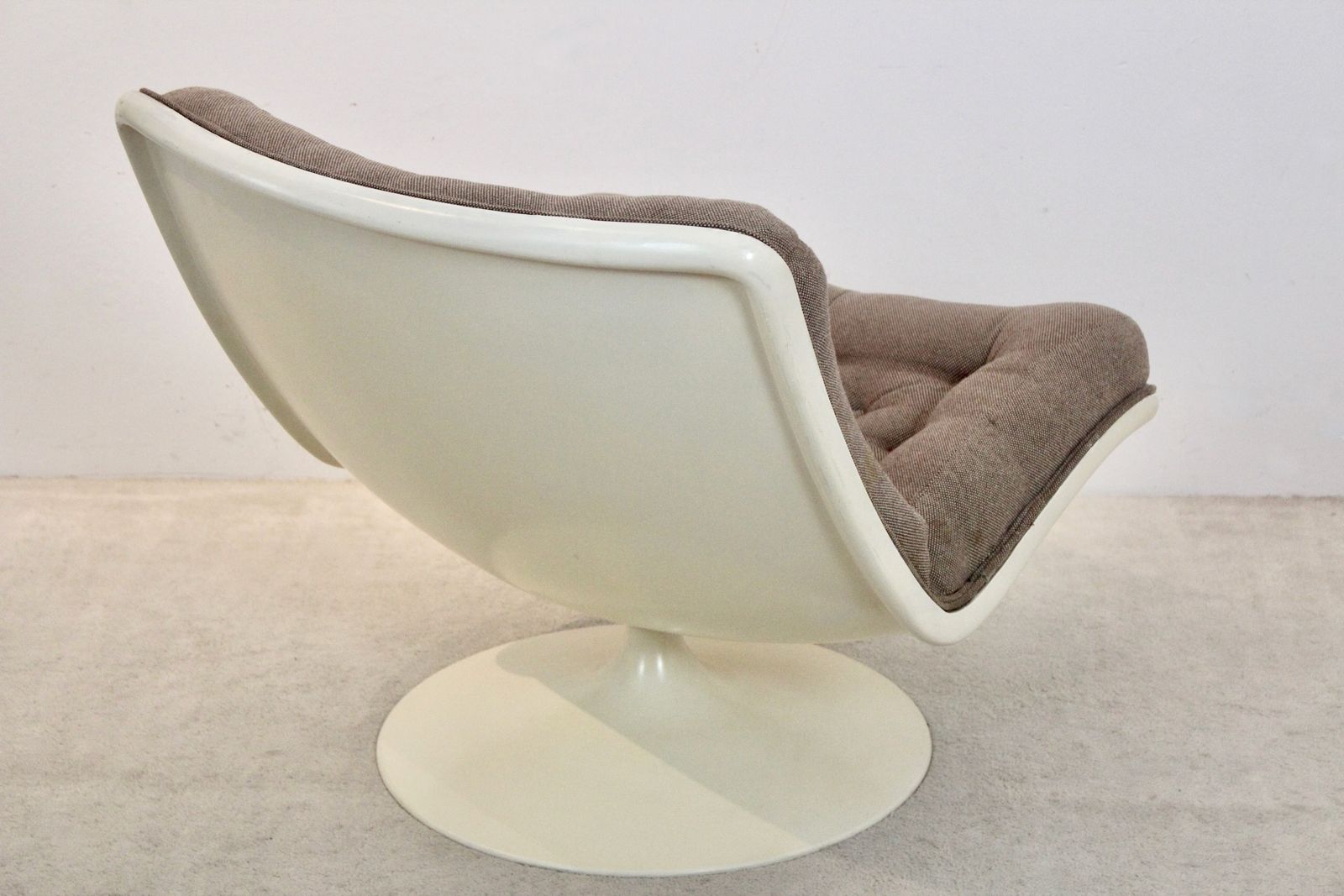 photo furniture Artifort F976 Lounge Chair With Original Tufted Upholstery