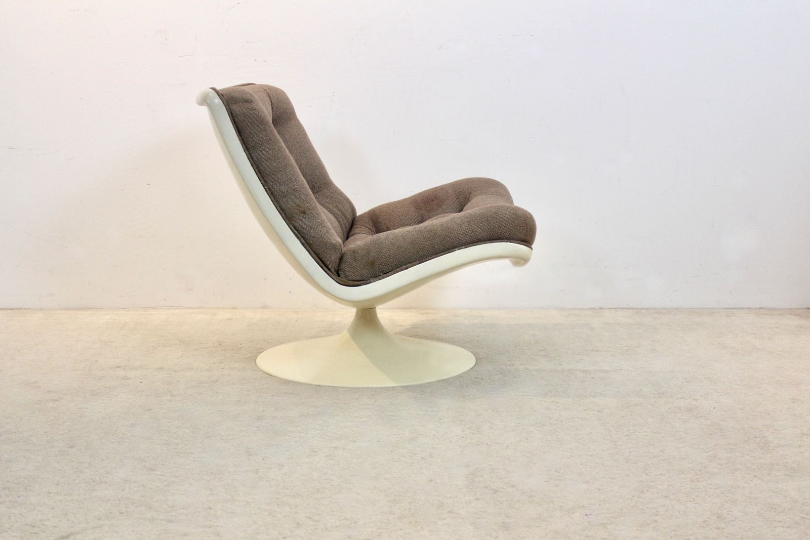 photo for sale Artifort F976 Lounge Chair With Original Tufted Upholstery