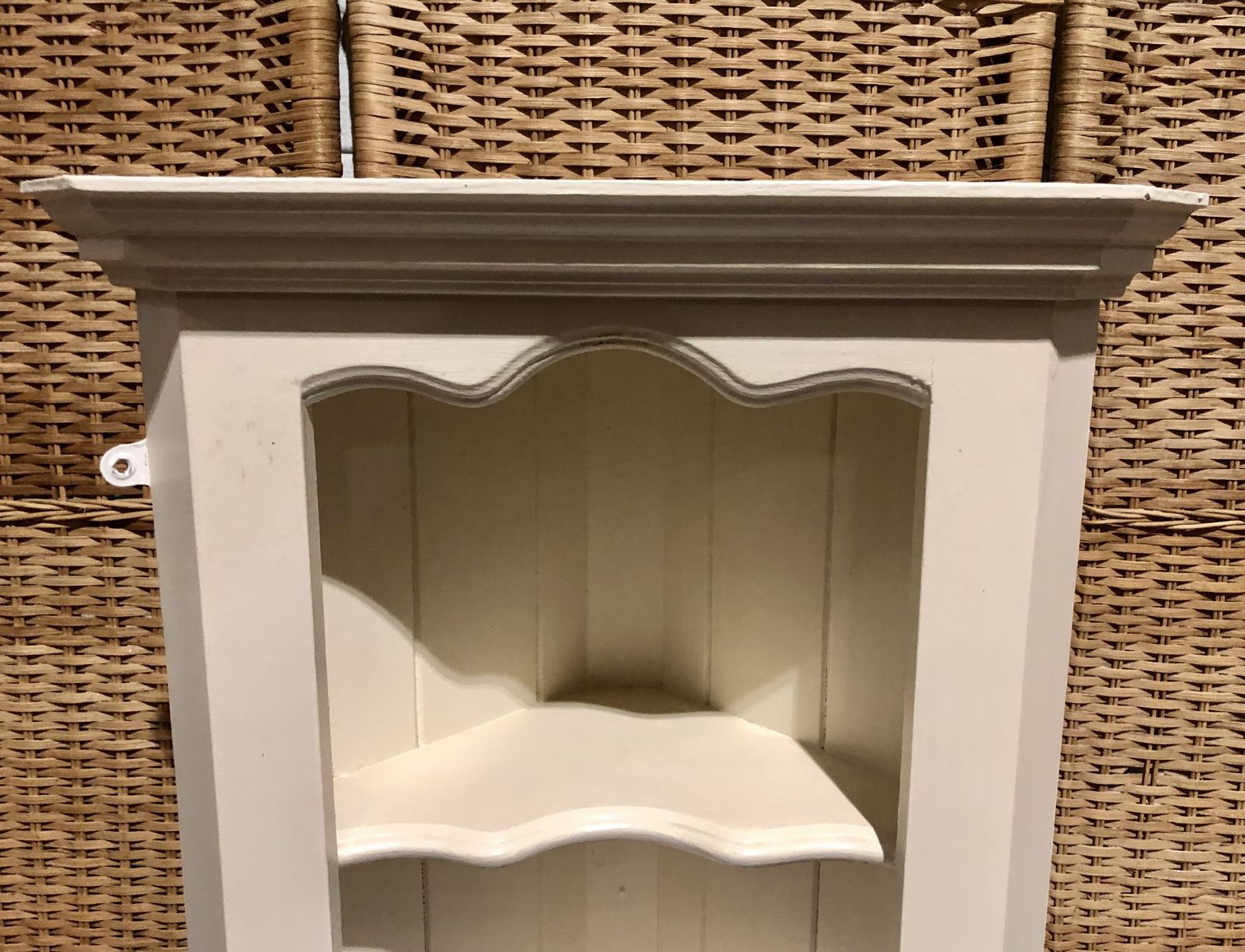 photo vintage Handsome Vintage Painted Pine Corner Shelf