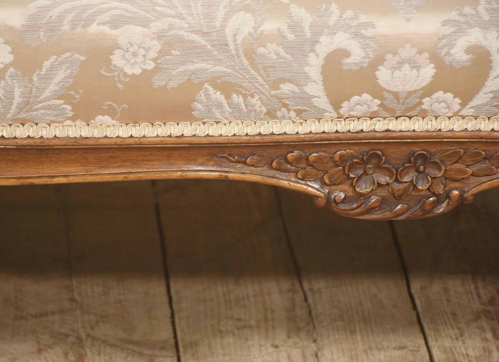 photo vinterior Louis XV Style Carved Walnut Settee With Damask Upholstery