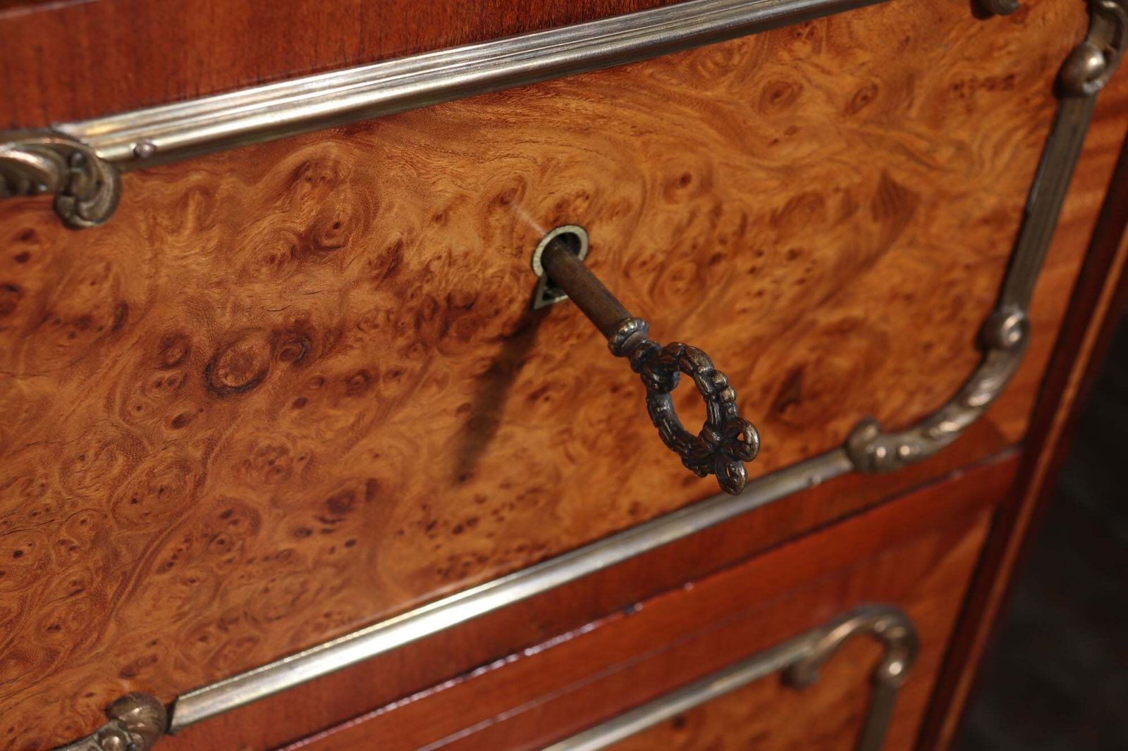 photo vinterior Fine French Burr Walnut Pedestal Desk With Gilt Bronze Ormolu Mounts C1880