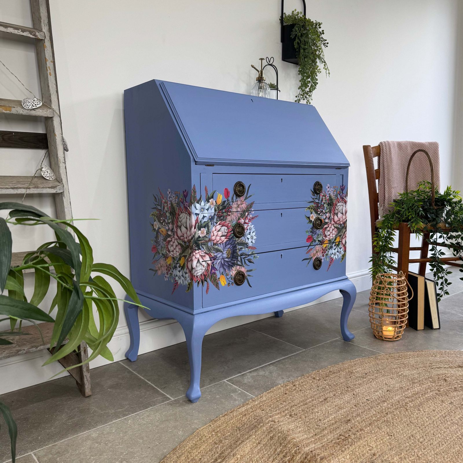 photo vinterior Pretty Writing Desk / Bureau Painted Light Blue, Pink And Floral